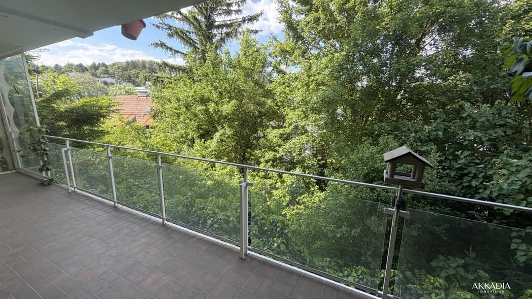 Wohnung mit offener Einbauküche und Balkon mit Grünblick