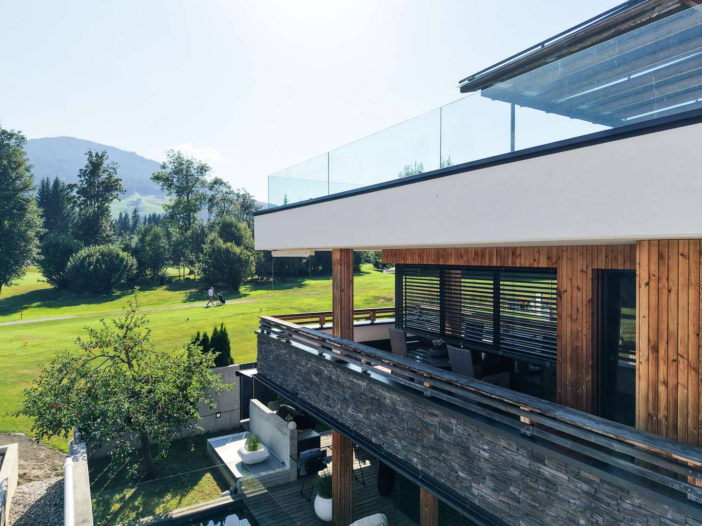 Apartment by the golf course with two terraces