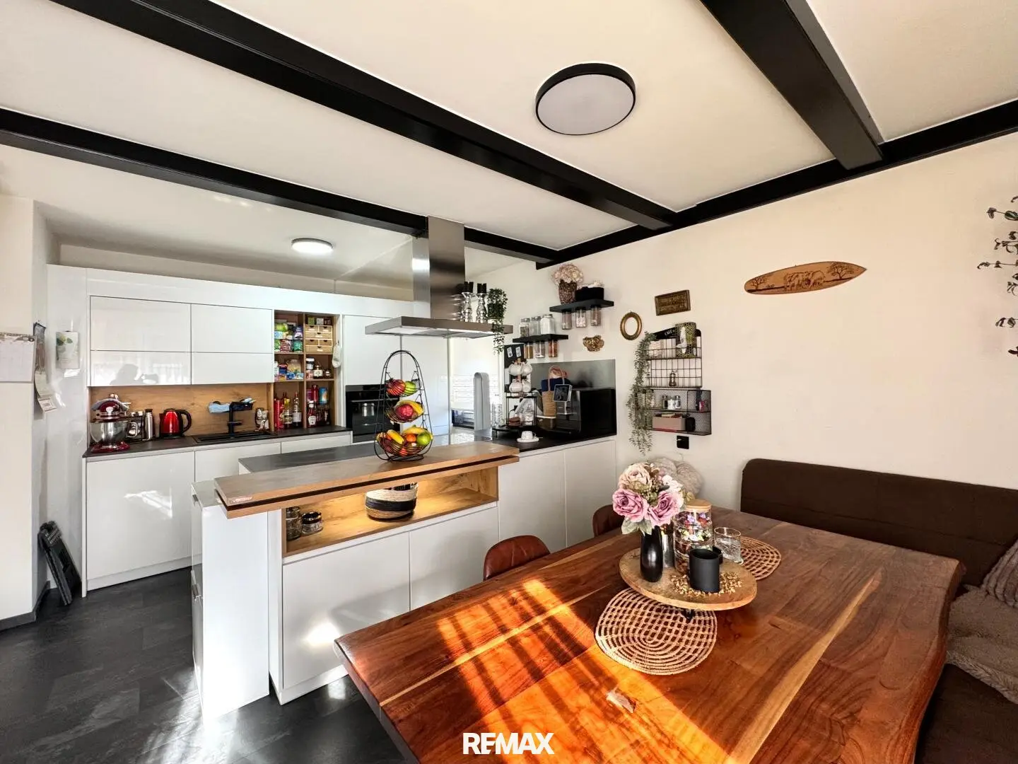 Single-family house with garage in central quiet location