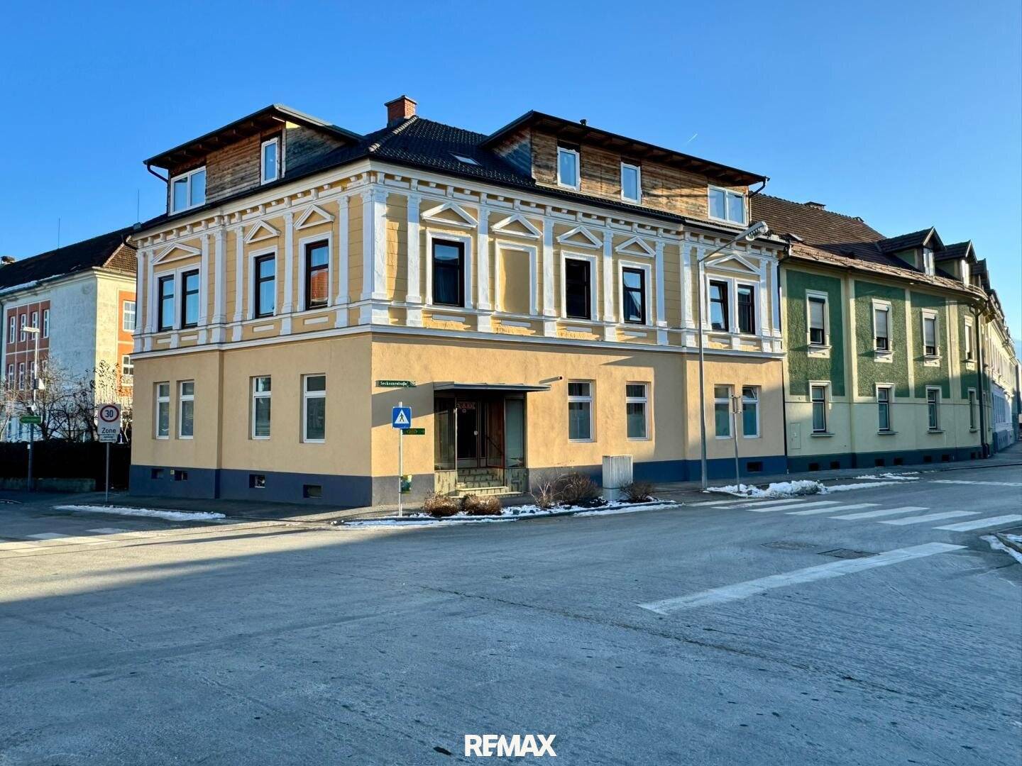 Vacant rental house with green space and parking possibilities
Bestandfreies Zinshaus mit Grünfläche und Parkmöglichkeiten
