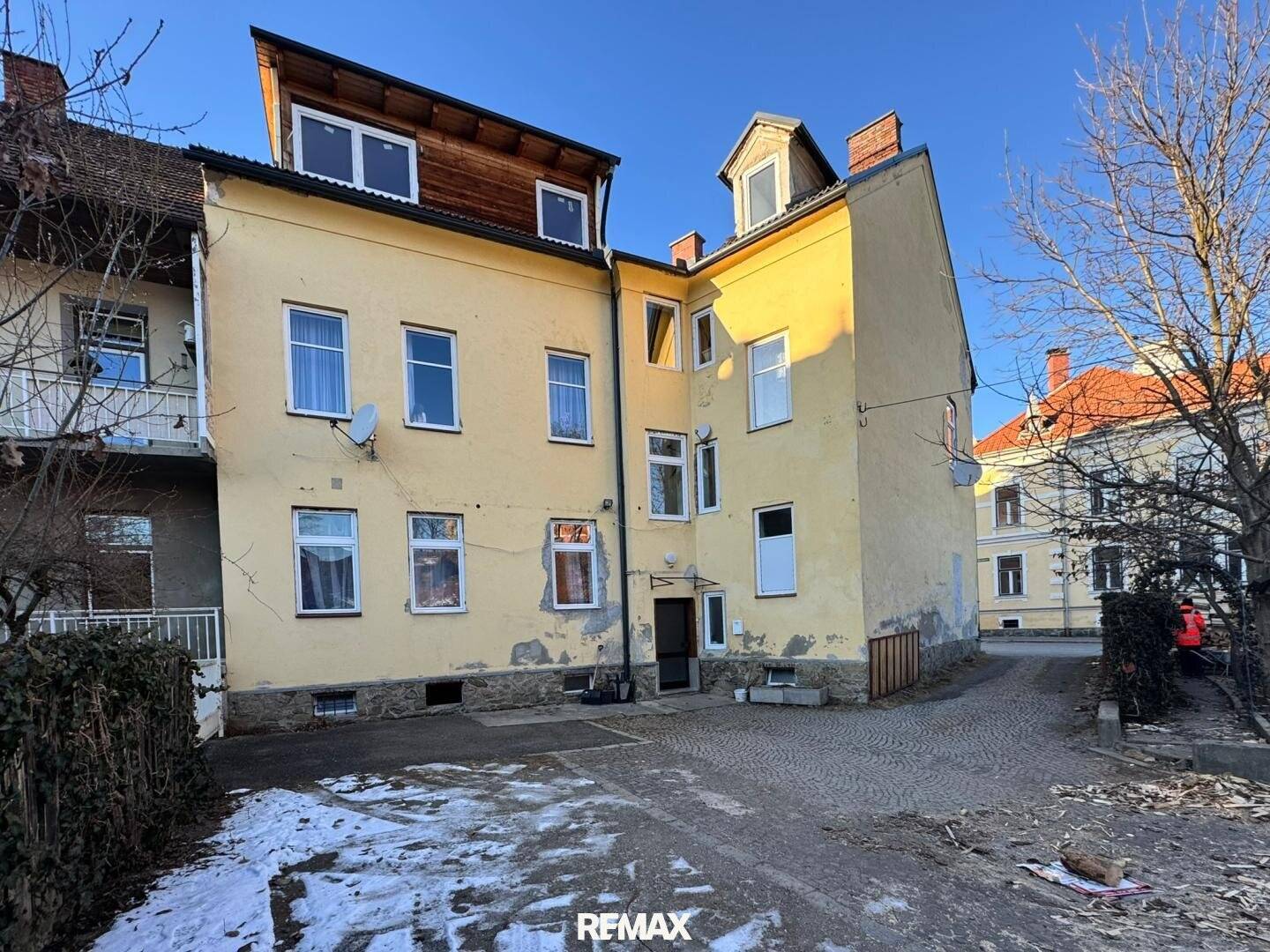 Bestandfreies Zinshaus mit Grünfläche und Parkmöglichkeiten