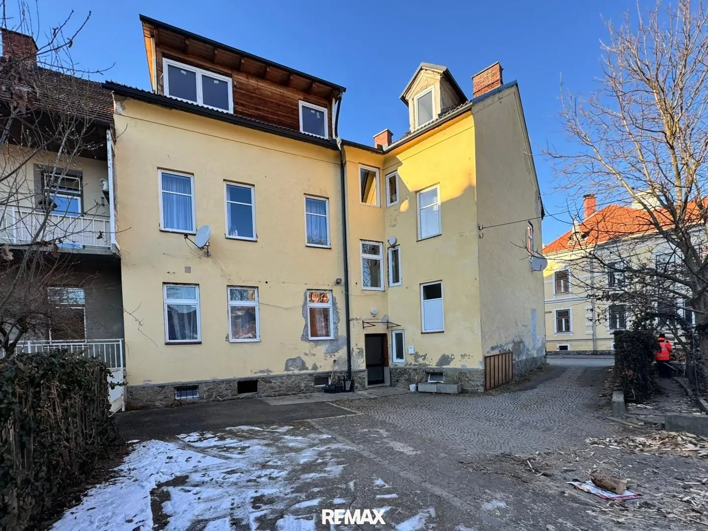 Vacant rental house with green space and parking possibilities
Bestandfreies Zinshaus mit Grünfläche und Parkmöglichkeiten