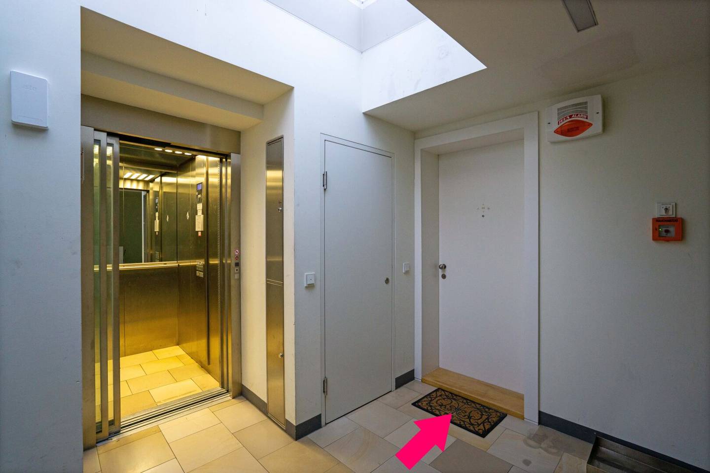 Top floor apartment with west terrace and gallery