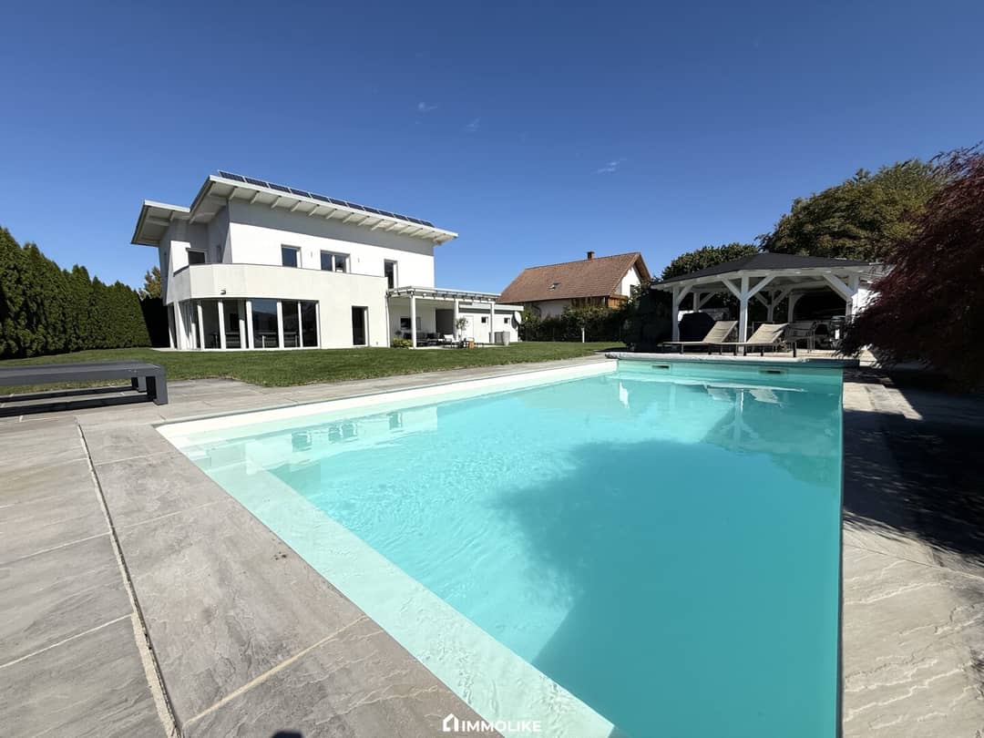 Einfamilienhaus in Laakirchen mit großem Wohnbereich, Pool & Garten