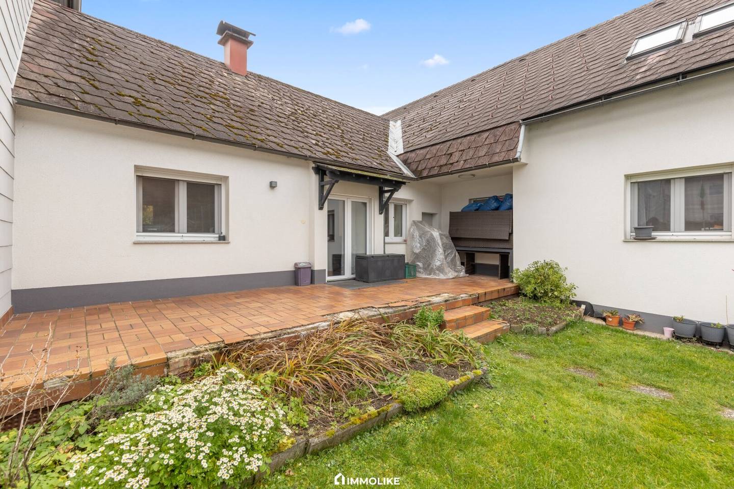 Generous one to two family house | 7 bedrooms | double garage | garden | Laakirchen