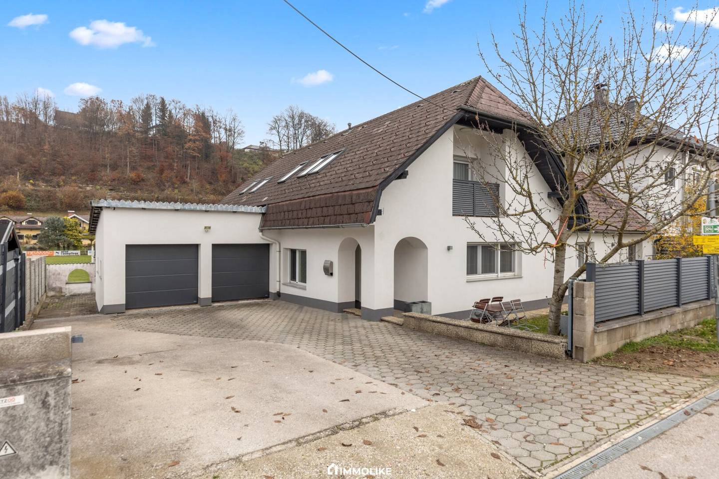 Generous one to two family house | 7 bedrooms | double garage | garden | Laakirchen