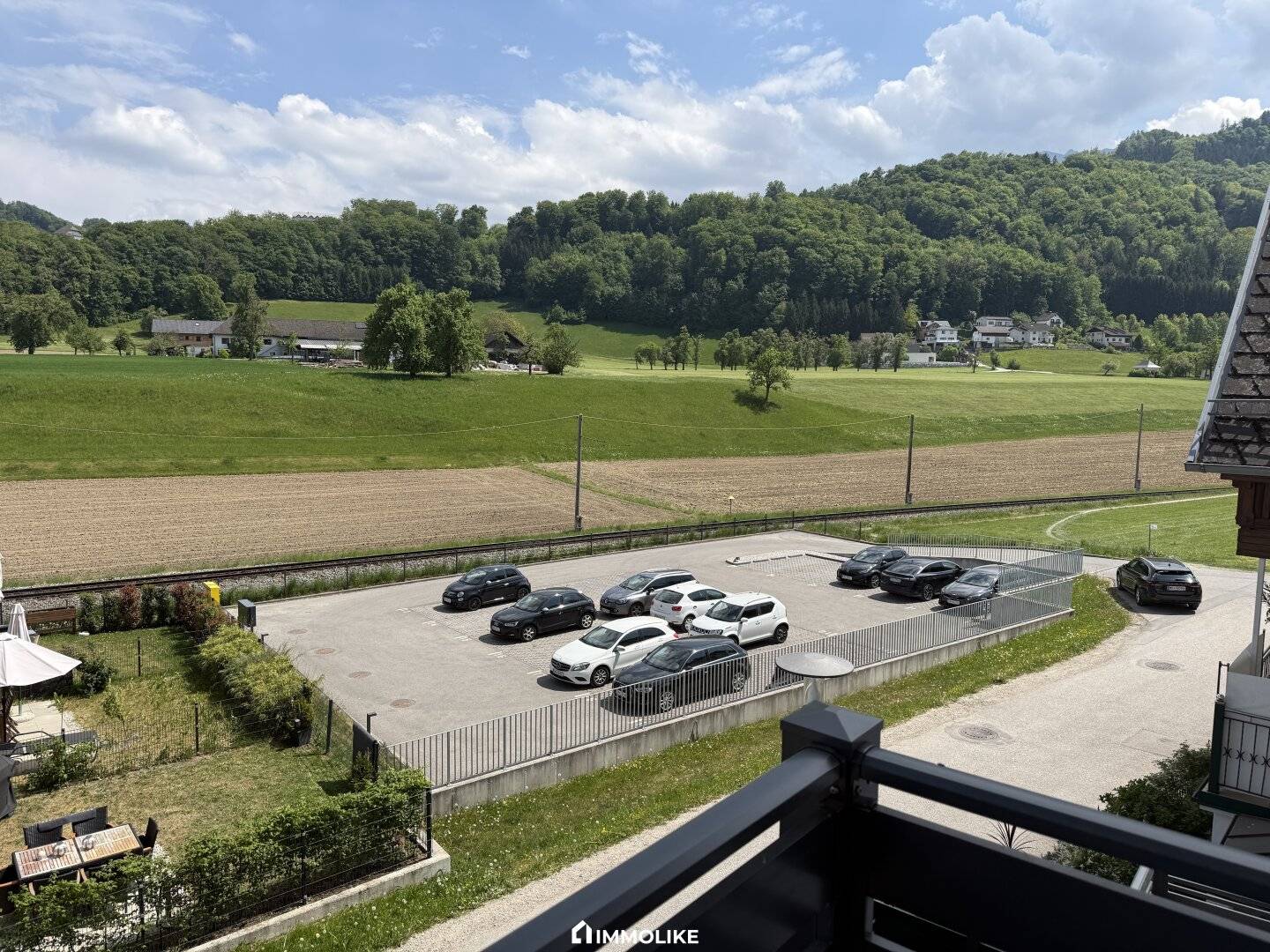 Multi-family house in a sunny green tranquil setting in Gmunden with 3 residential units, carport, garden and mountain view