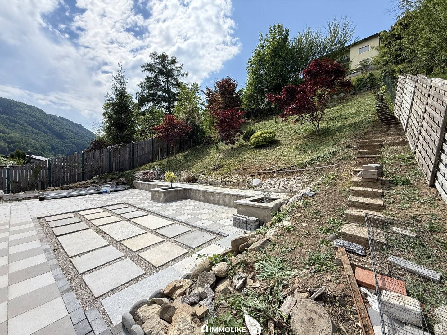 Multi-family house in a sunny green tranquil setting in Gmunden with 3 residential units, carport, garden and mountain view