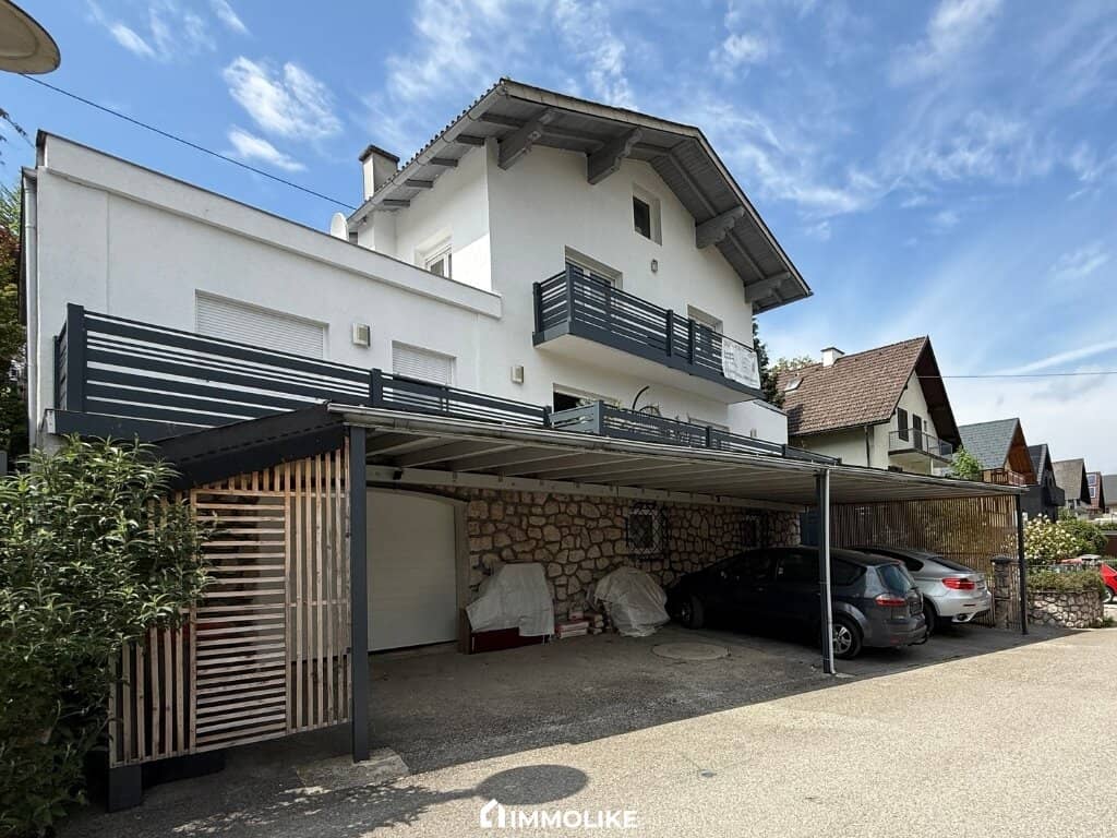 Multi-family house in a sunny green tranquil setting in Gmunden with 3 residential units, carport, garden and mountain view
