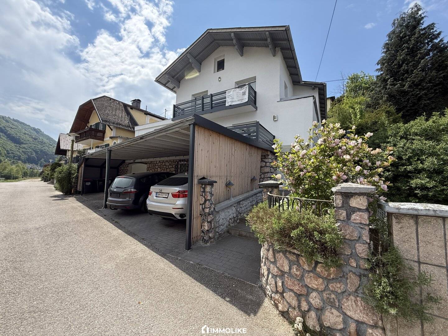 Multi-family house in a sunny green tranquil setting in Gmunden with 3 residential units, carport, garden and mountain view