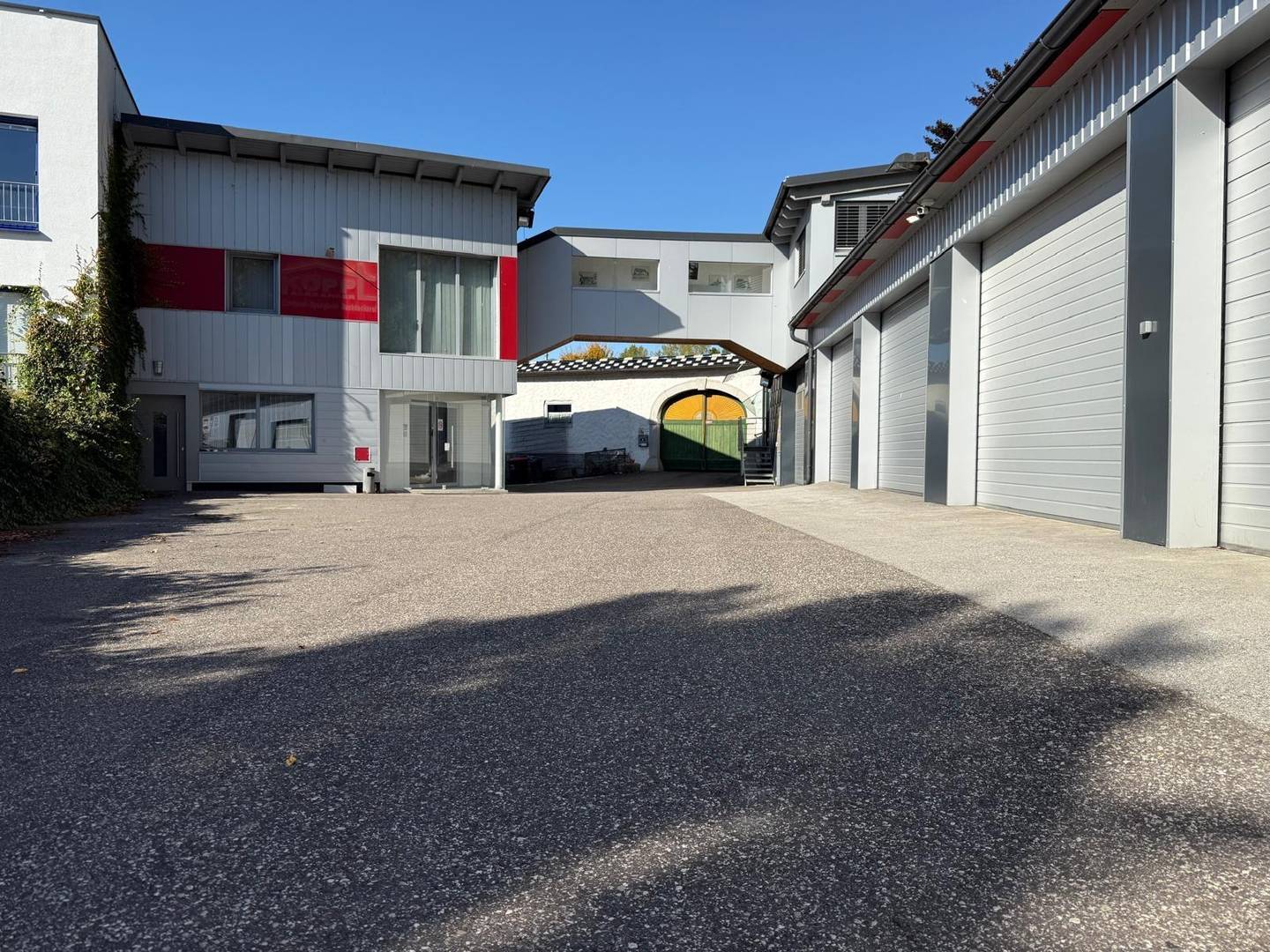 Gewerbeliegenschaft mit Halle/Garagen und Bürogebäude in Perg
