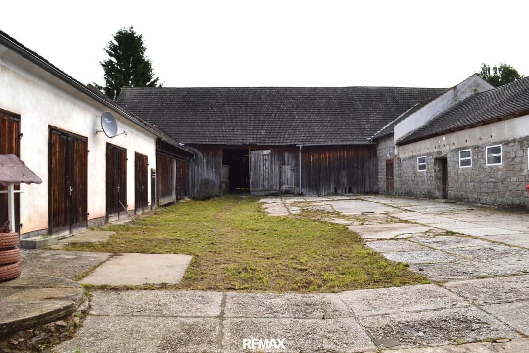Bauernhaus mit Innenhof in Limbach – 160 m², 6 Zimmer, Stall