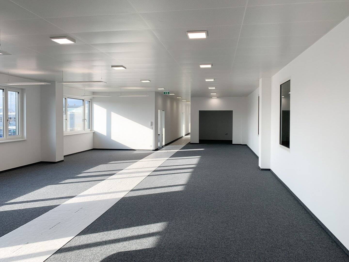 Lagerhalle 1280 m2 mit Büro 490 m2 in 1230 Wien gute Anbindung