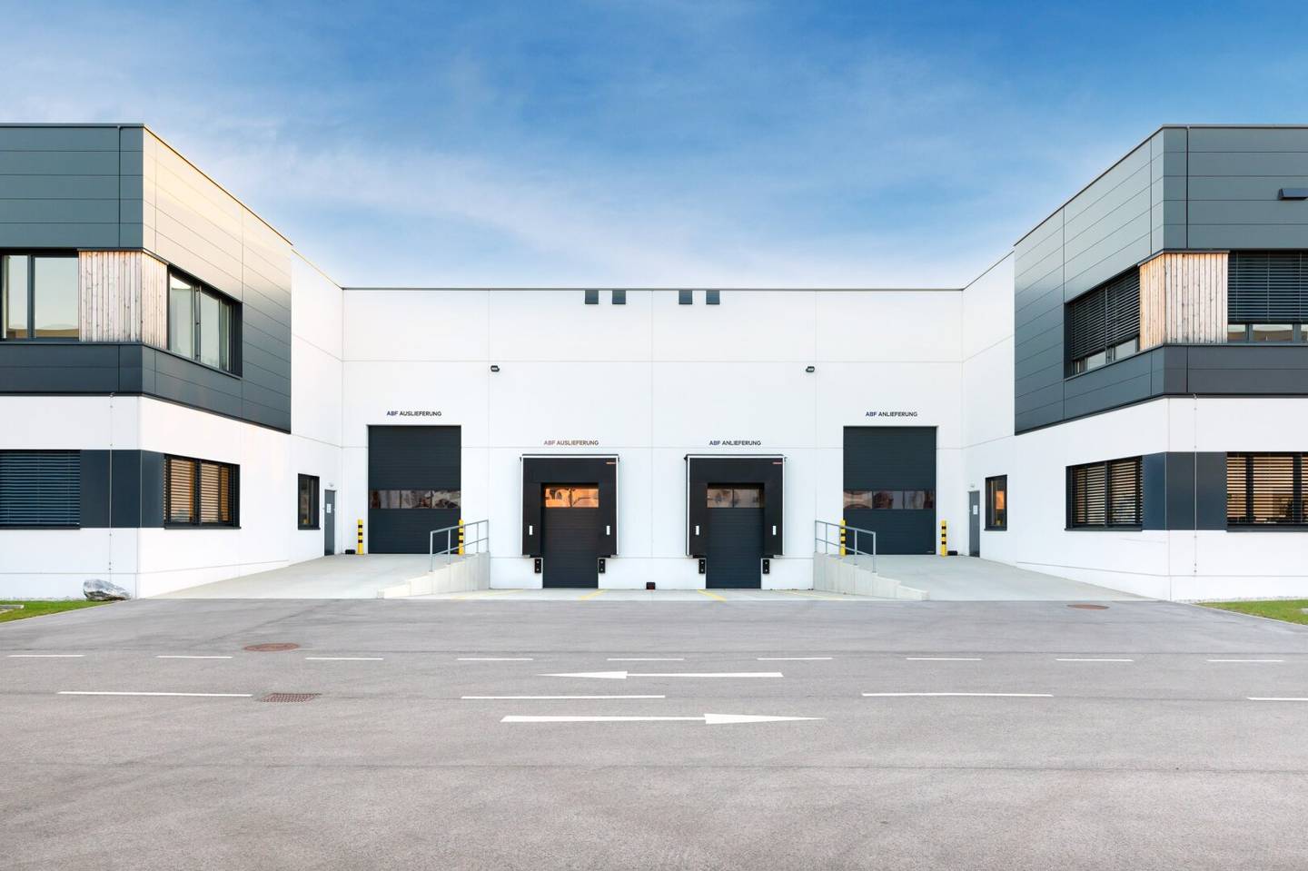 Lagerhalle 1280 m2 mit Büro 490 m2 in 1230 Wien gute Anbindung