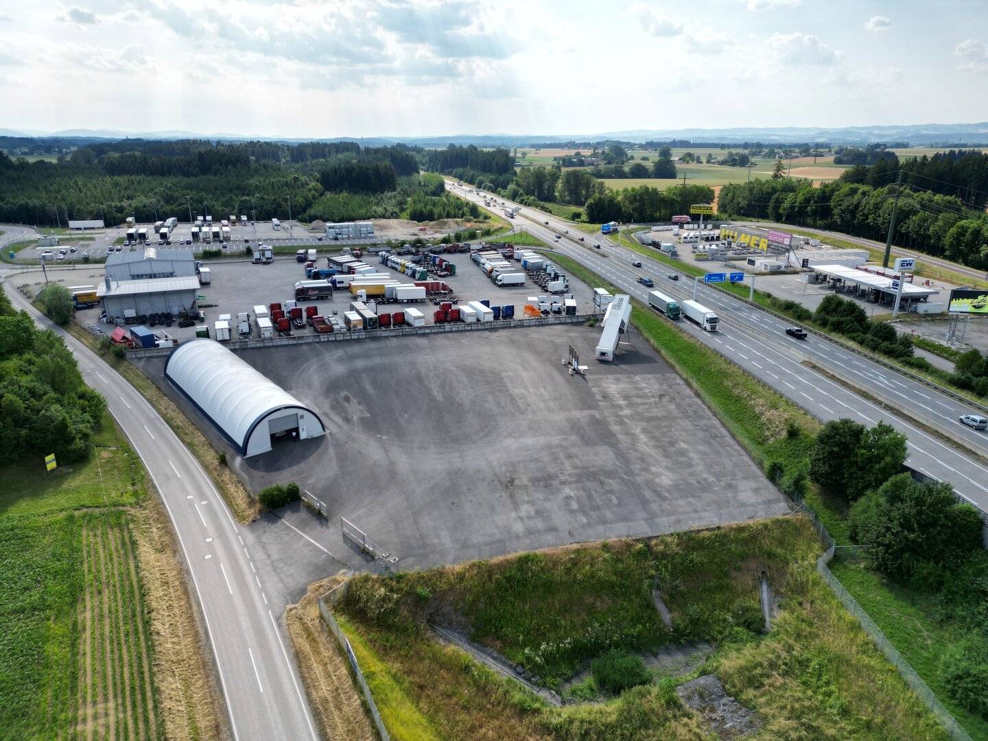Industrial building land on the A1