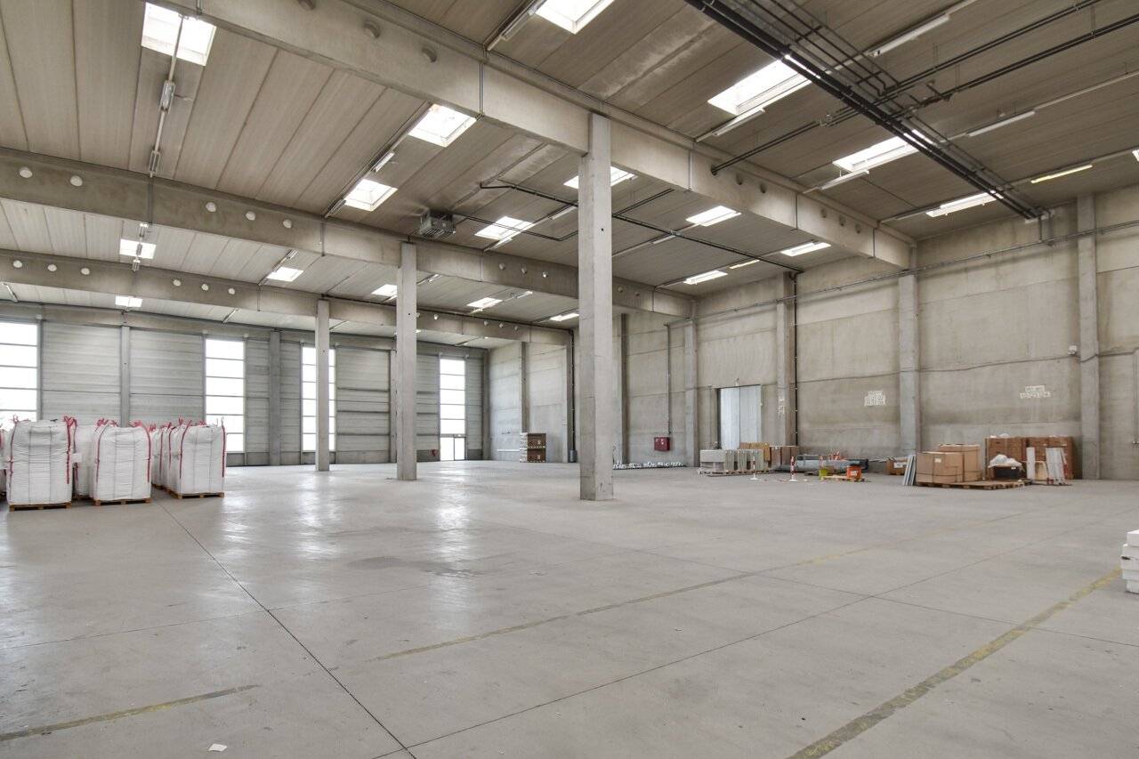 Combination hall 2082 m² and office 148 m², including ramp in Wr. Neudorf de