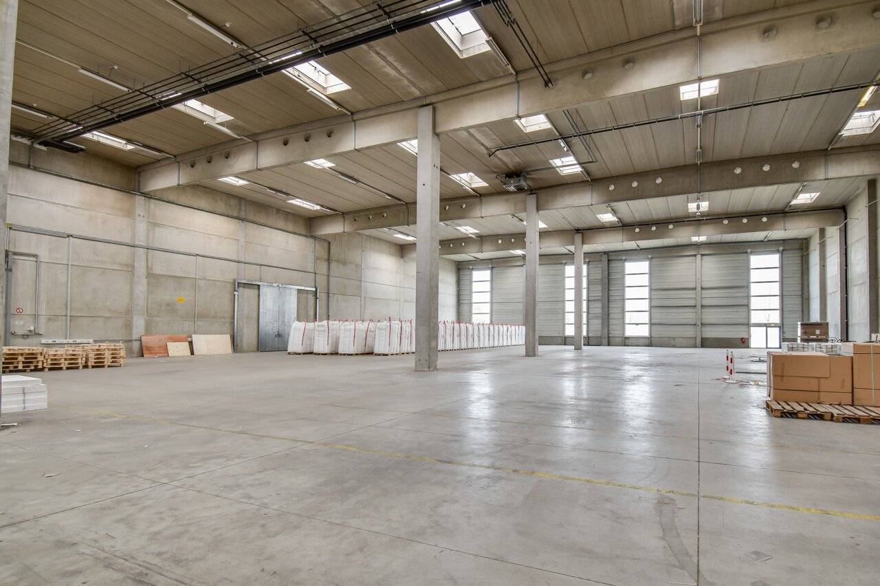Combination hall 2082 m² and office 148 m², including ramp in Wr. Neudorf de