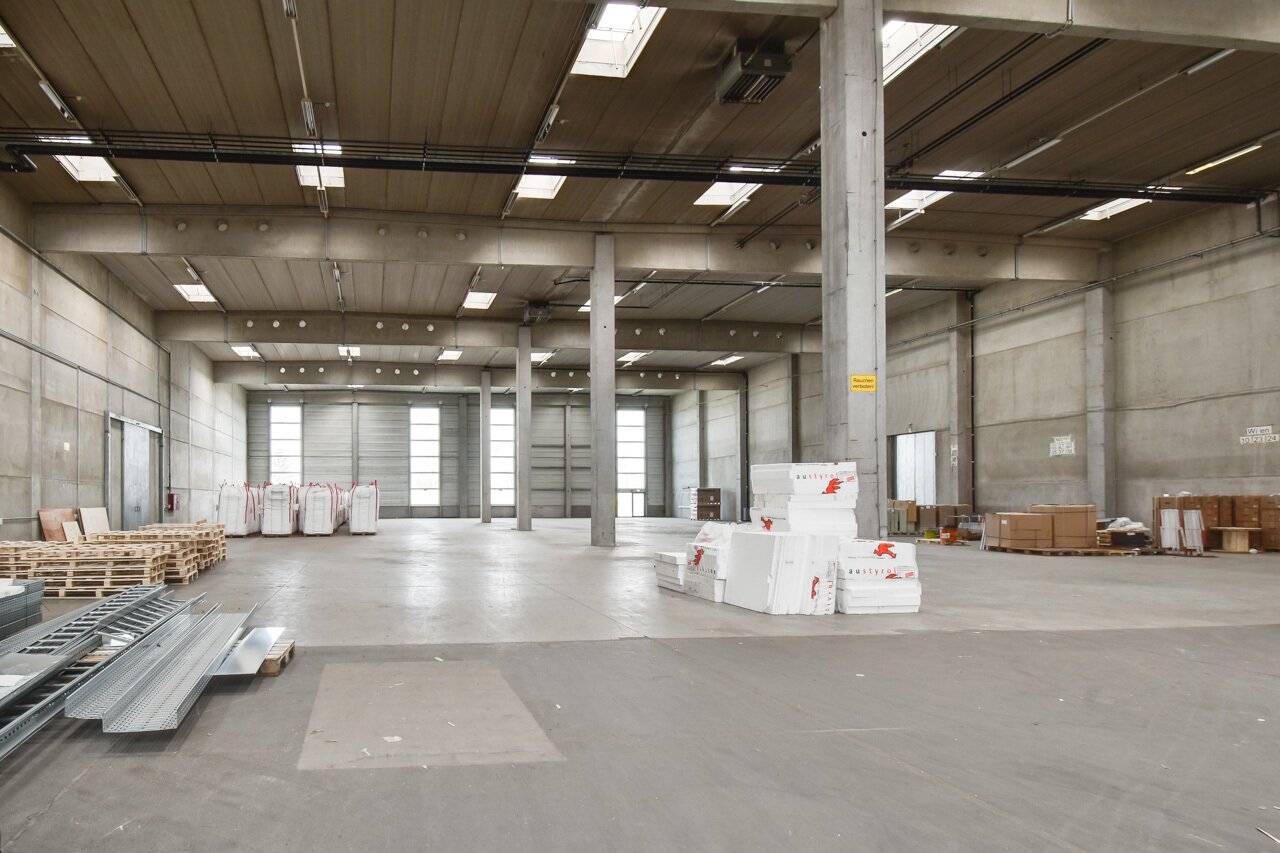 Combination hall 2082 m² and office 148 m², including ramp in Wr. Neudorf de