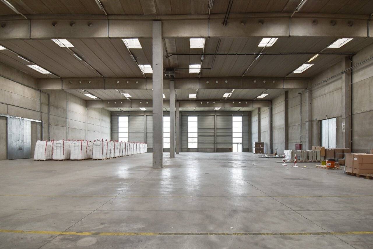 Combination hall 2082 m² and office 148 m², including ramp in Wr. Neudorf de
