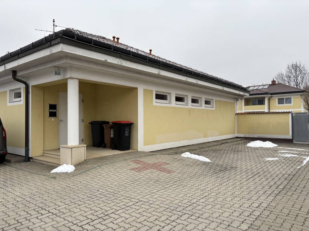Haus mit Parkplätzen für Praxis, Ordination oder Büro !