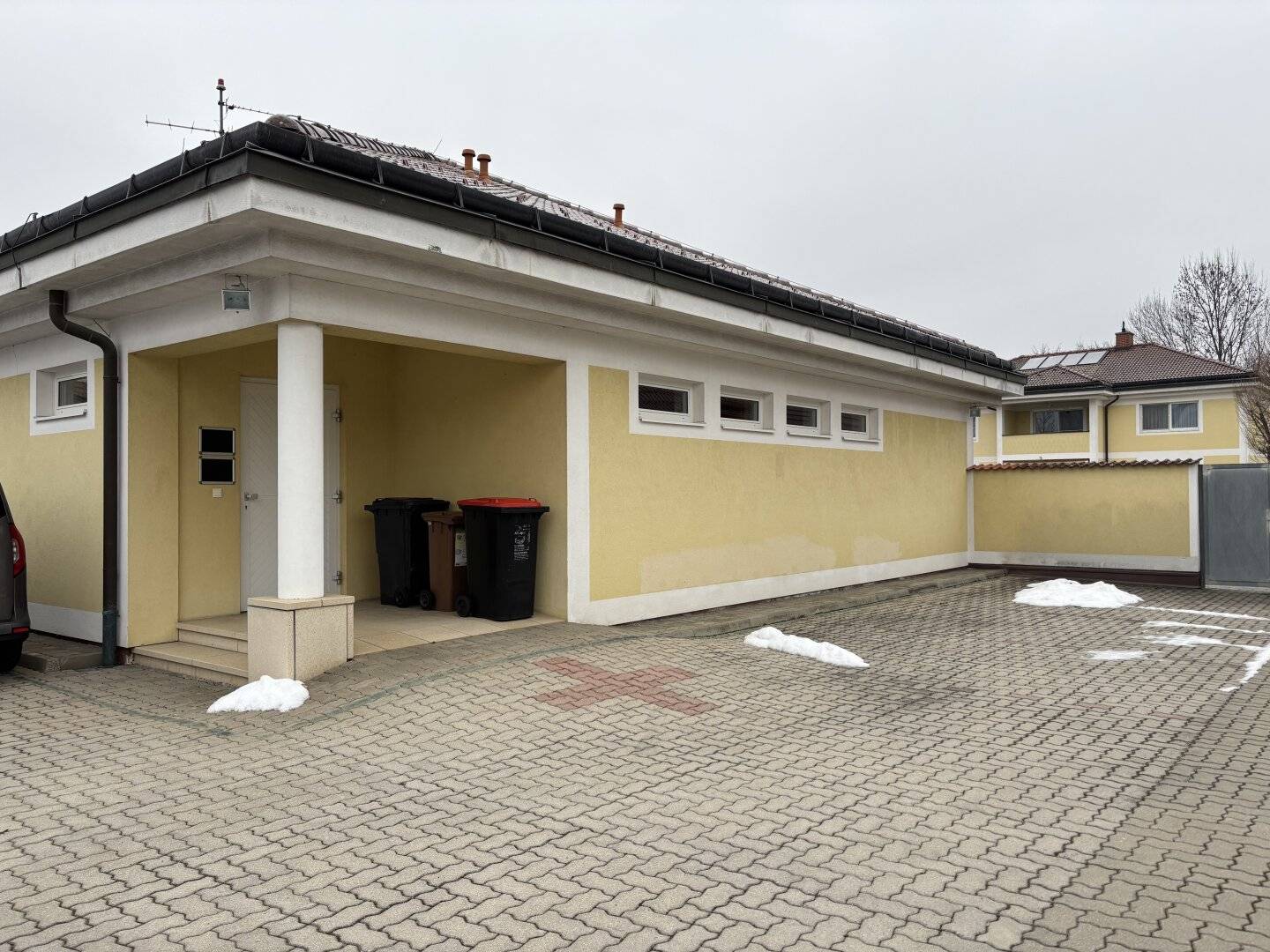 Praxishaus in zentraler Lage Oberwart mit 8 Parkplätzen und Garage