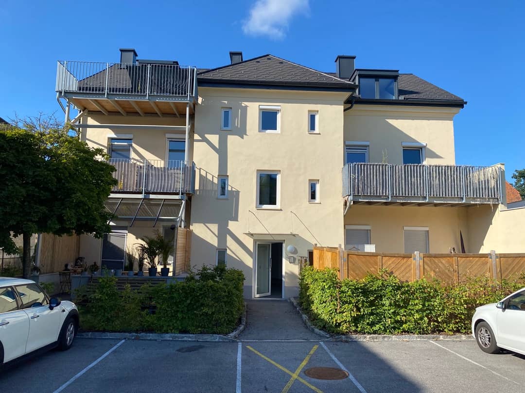 Central top floor apartment with balcony