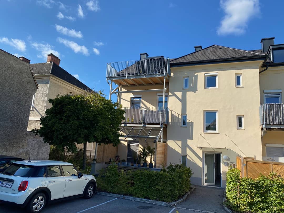 Central top floor apartment with balcony