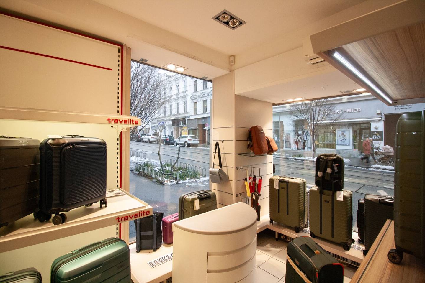 Core renovation in progress: Commercial premises Währinger Str - maximum attention through tram