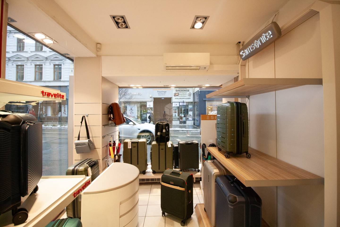 Core renovation in progress: Commercial premises Währinger Str - maximum attention through tram