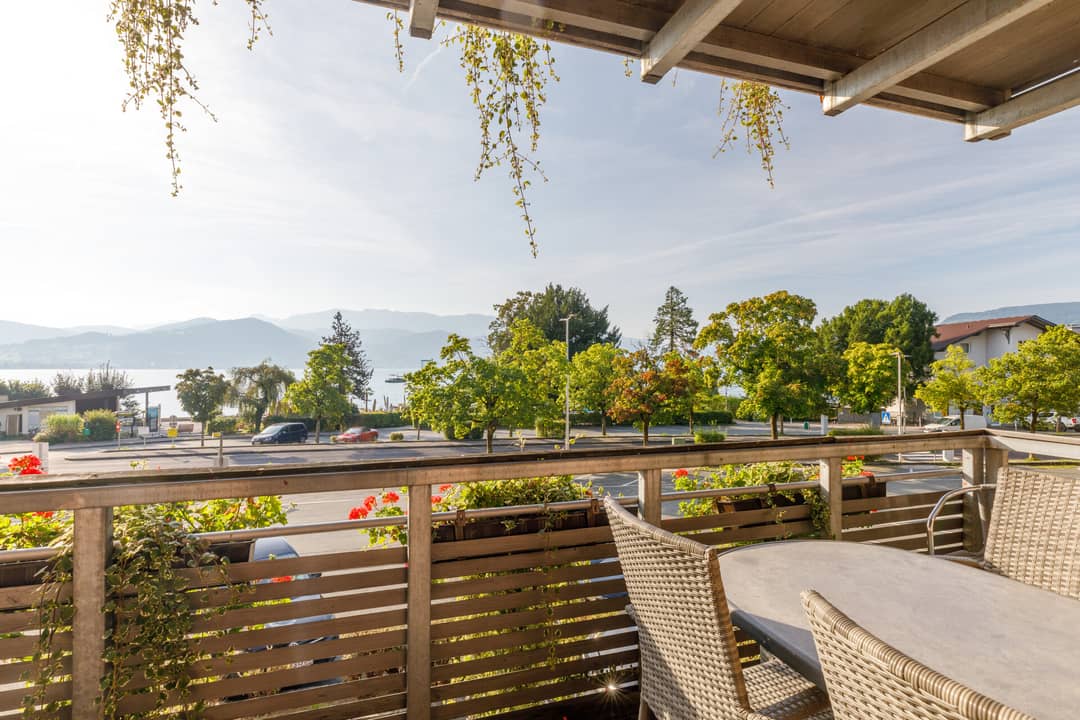 Apartment with lake view lift and pool