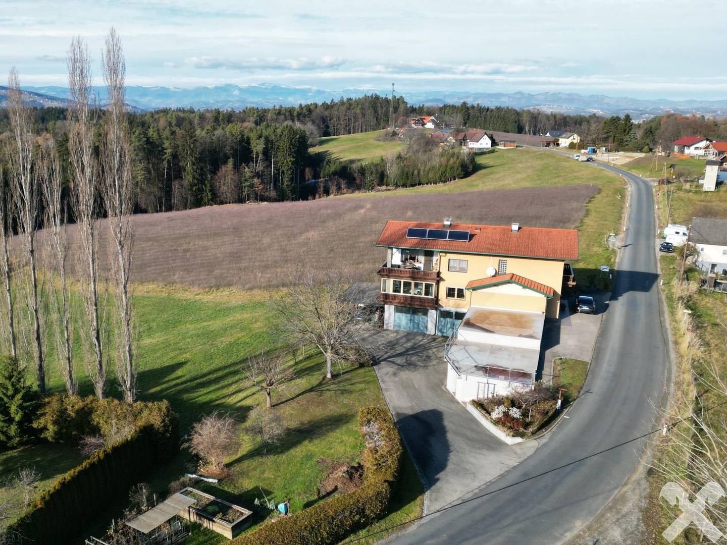 Einfamilienhaus mit zwei Wohneinheiten und Fernblick in Pirkhof