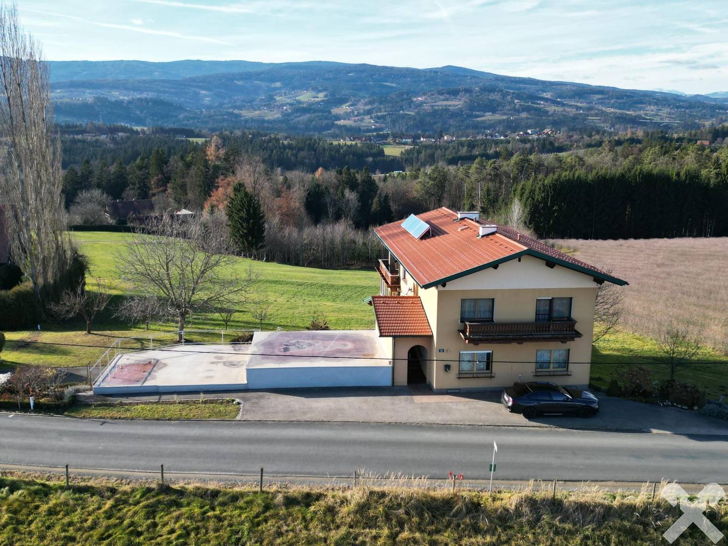Einfamilienhaus mit zwei Wohneinheiten und Fernblick in Pirkhof
