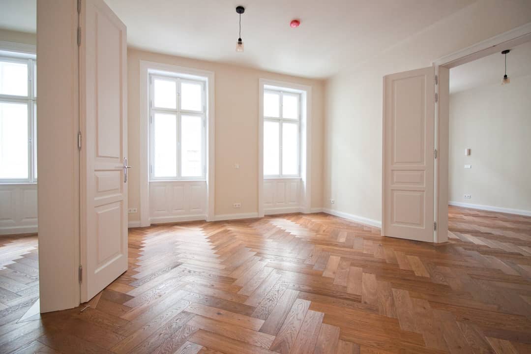 Erstbezug in heller Wohnung mit Kaminanschluss