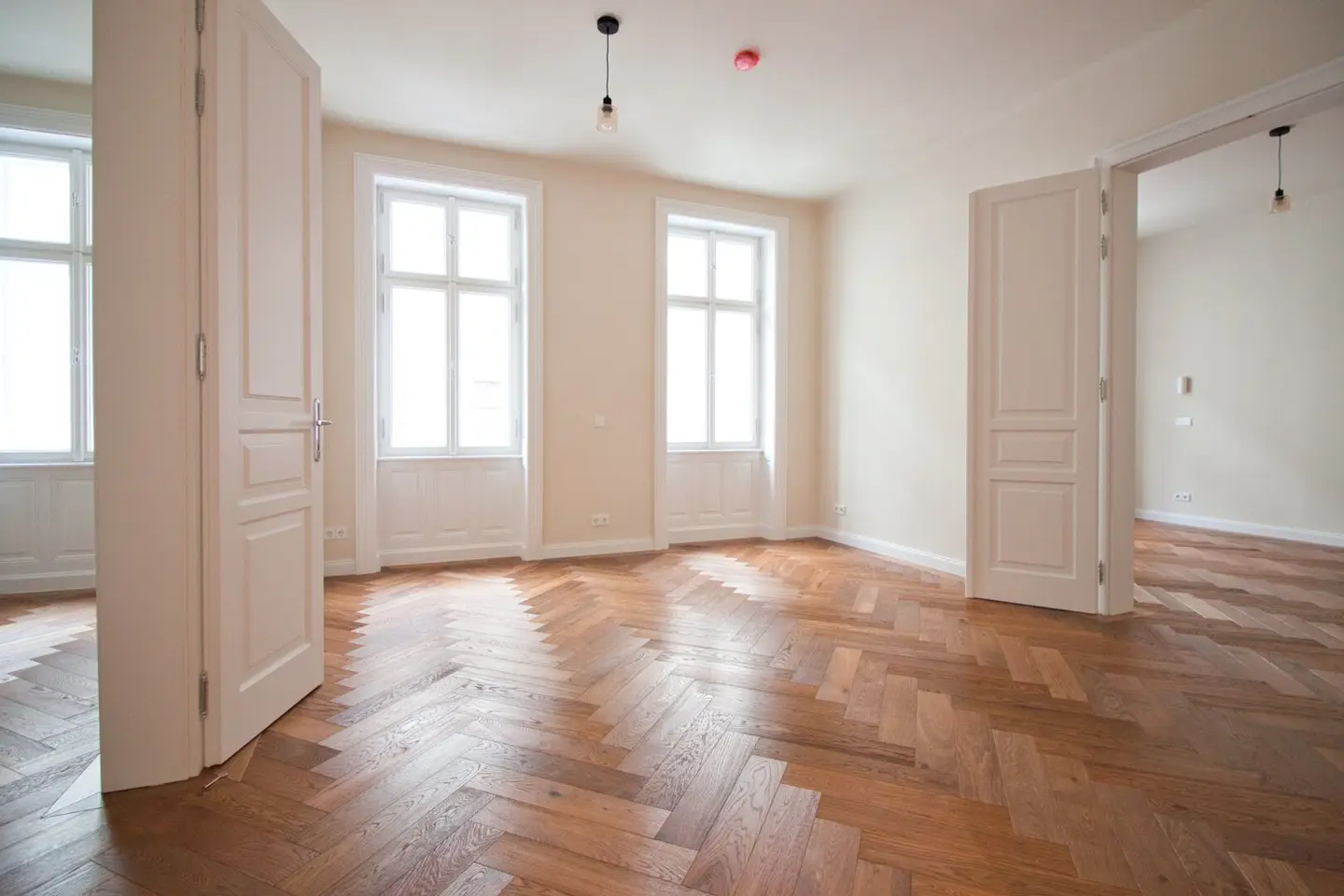 Erstbezug in heller Wohnung mit Kaminanschluss