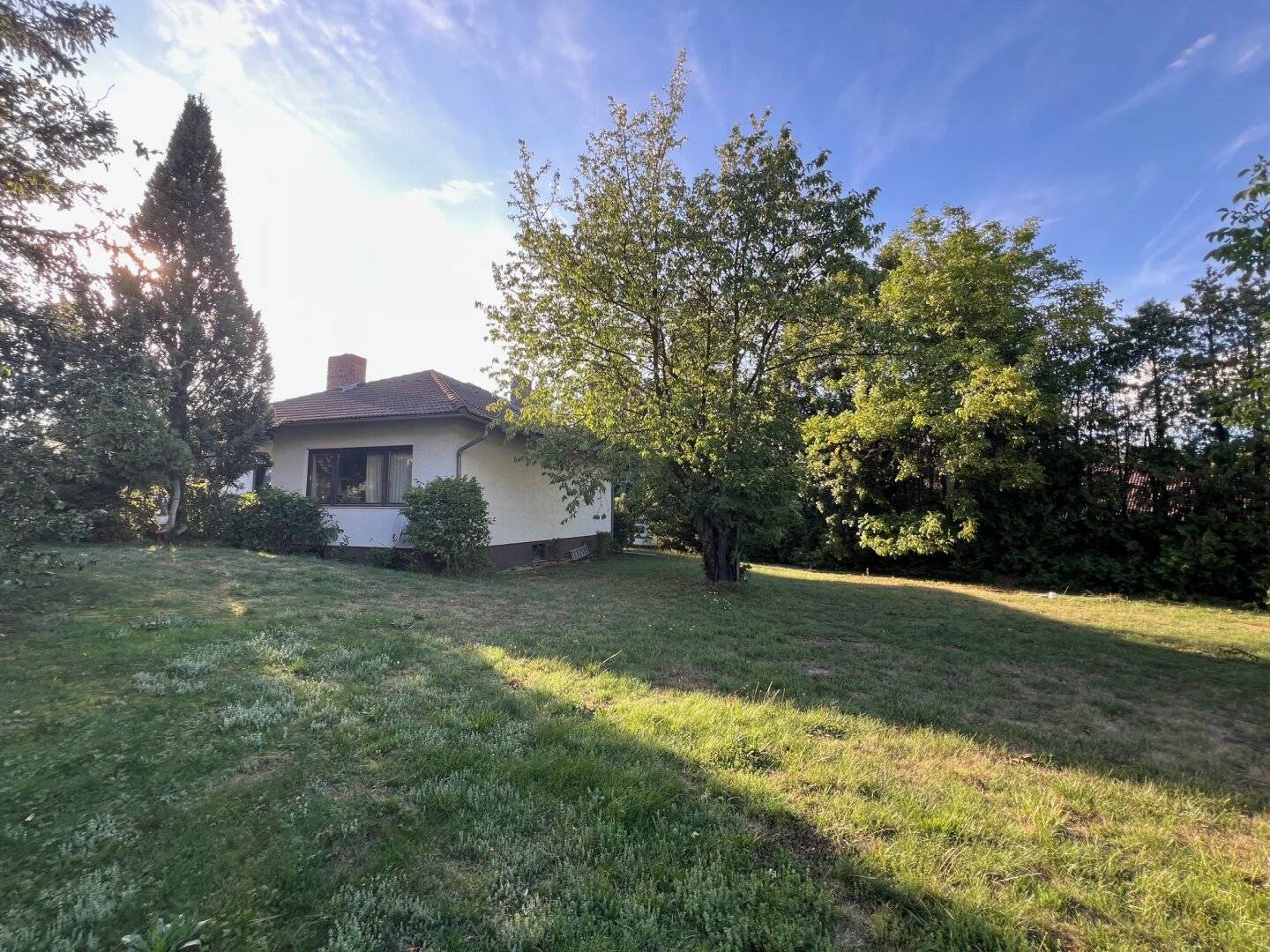 Einfamilienhaus mit Garten und Nebenhaus in Wolfsgraben