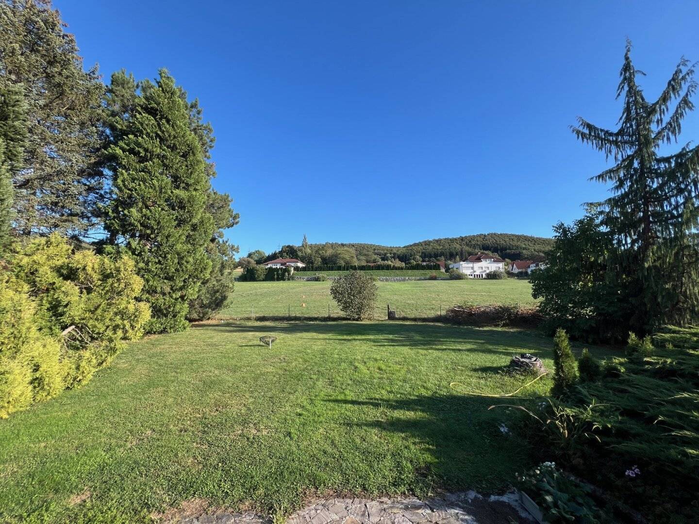 Einfamilienhaus mit Garten und Nebenhaus in Wolfsgraben