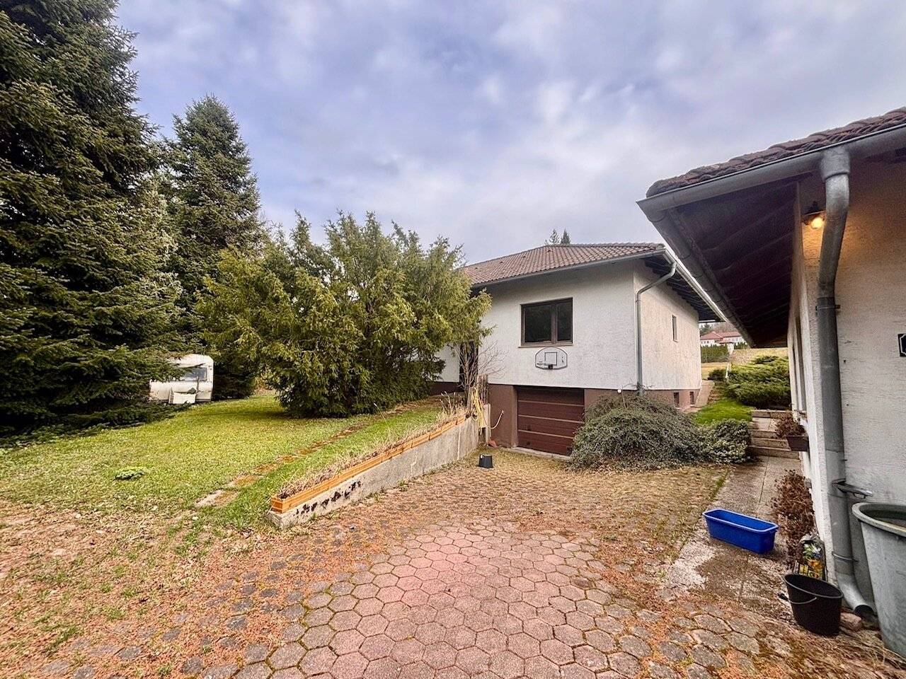 Single-family house with garden and annex in Wolfsgraben
