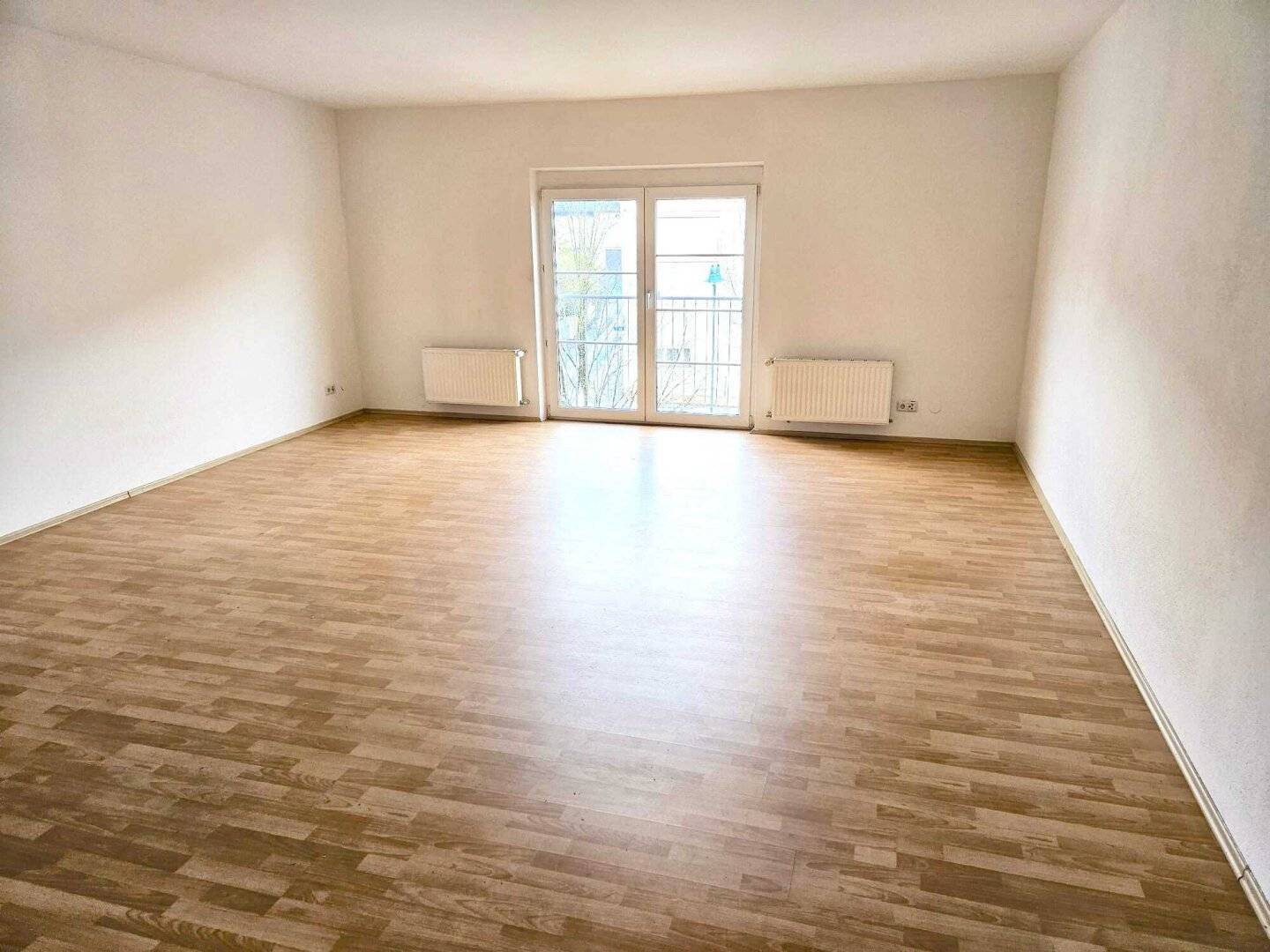 Spacious 1.5-room apartment at the main square Jennersdorf