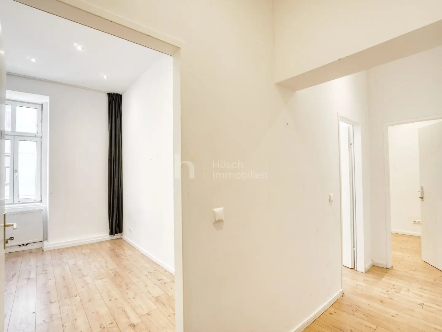 Wohnung with Altbau flair bright and connected
