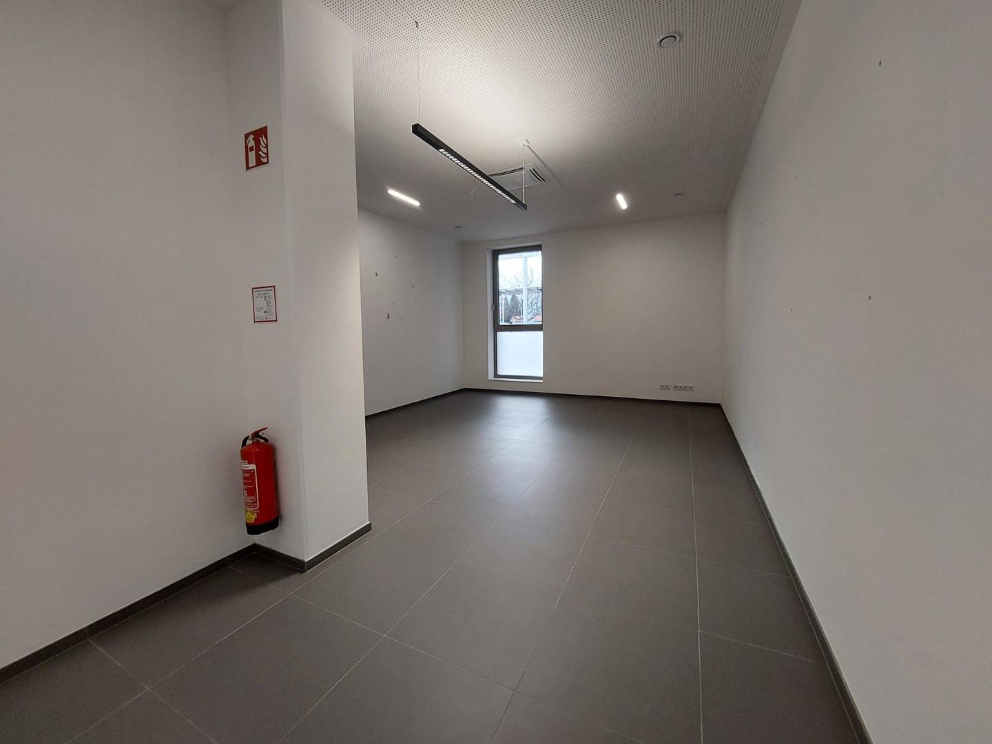 Praxis, Büro oder Geschäftsräumlichkeit im Erdgeschoss inkl. 1 TG Parkplatz - Top 5