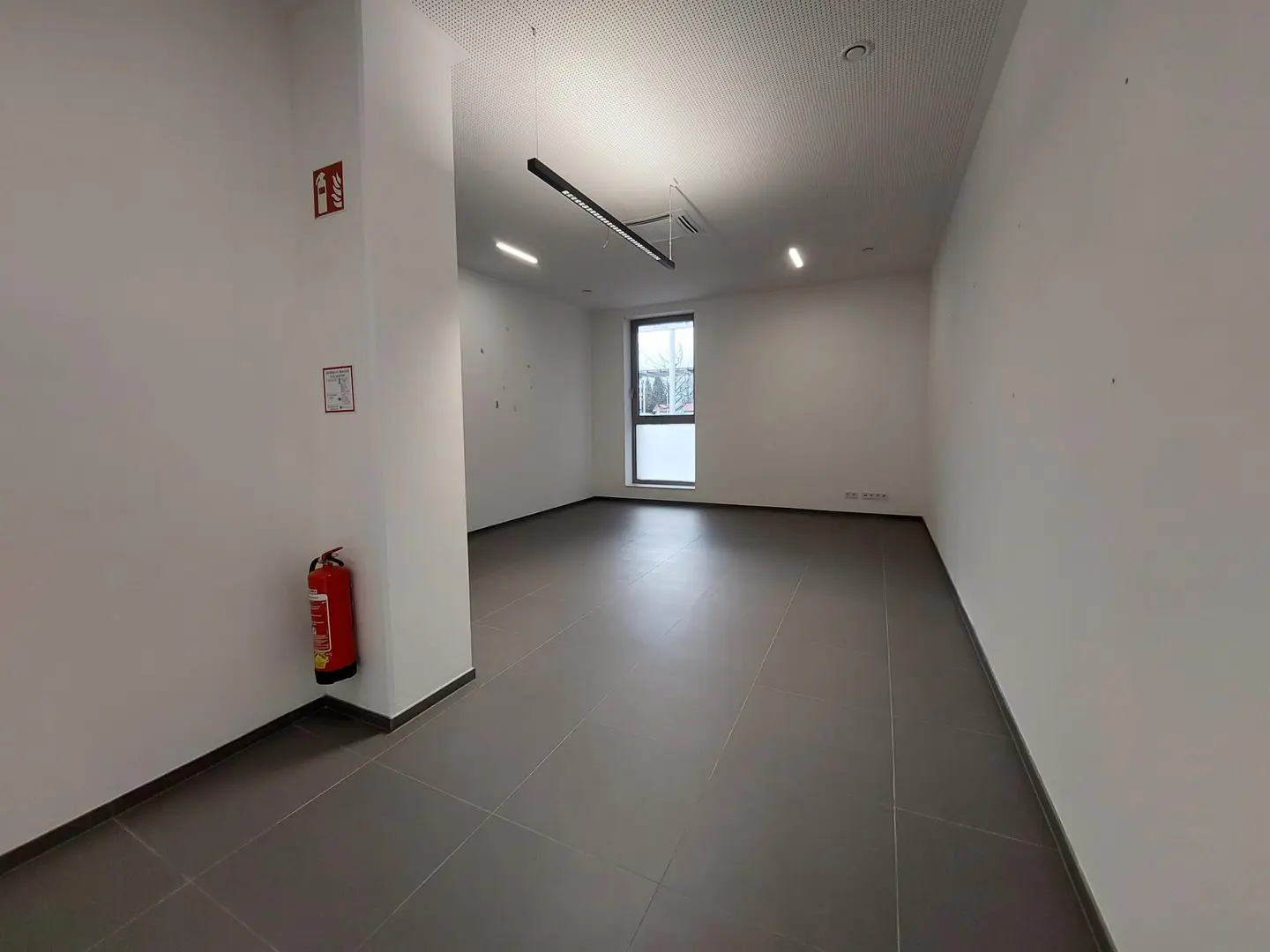 Praxis/Büro im Erdgeschoss mit TG-Parkplatz in Braunau am Inn