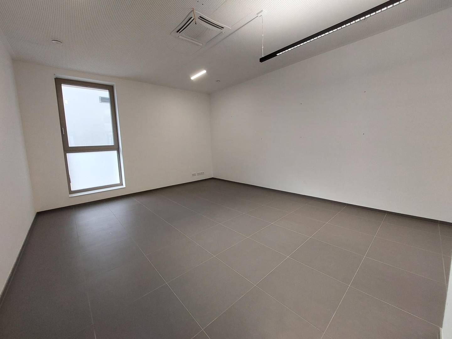 Praxis, Büro oder Geschäftsräumlichkeit im Erdgeschoss inkl. 1 TG Parkplatz - Top 5