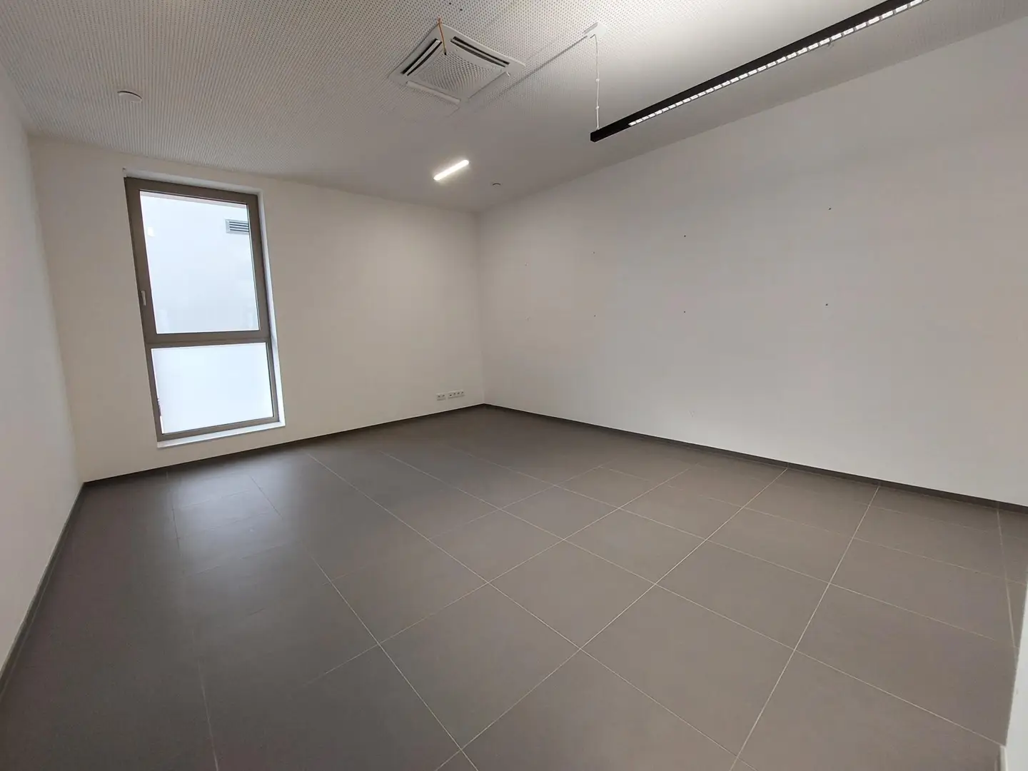 Praxis/Büro im Erdgeschoss mit TG-Parkplatz in Braunau am Inn