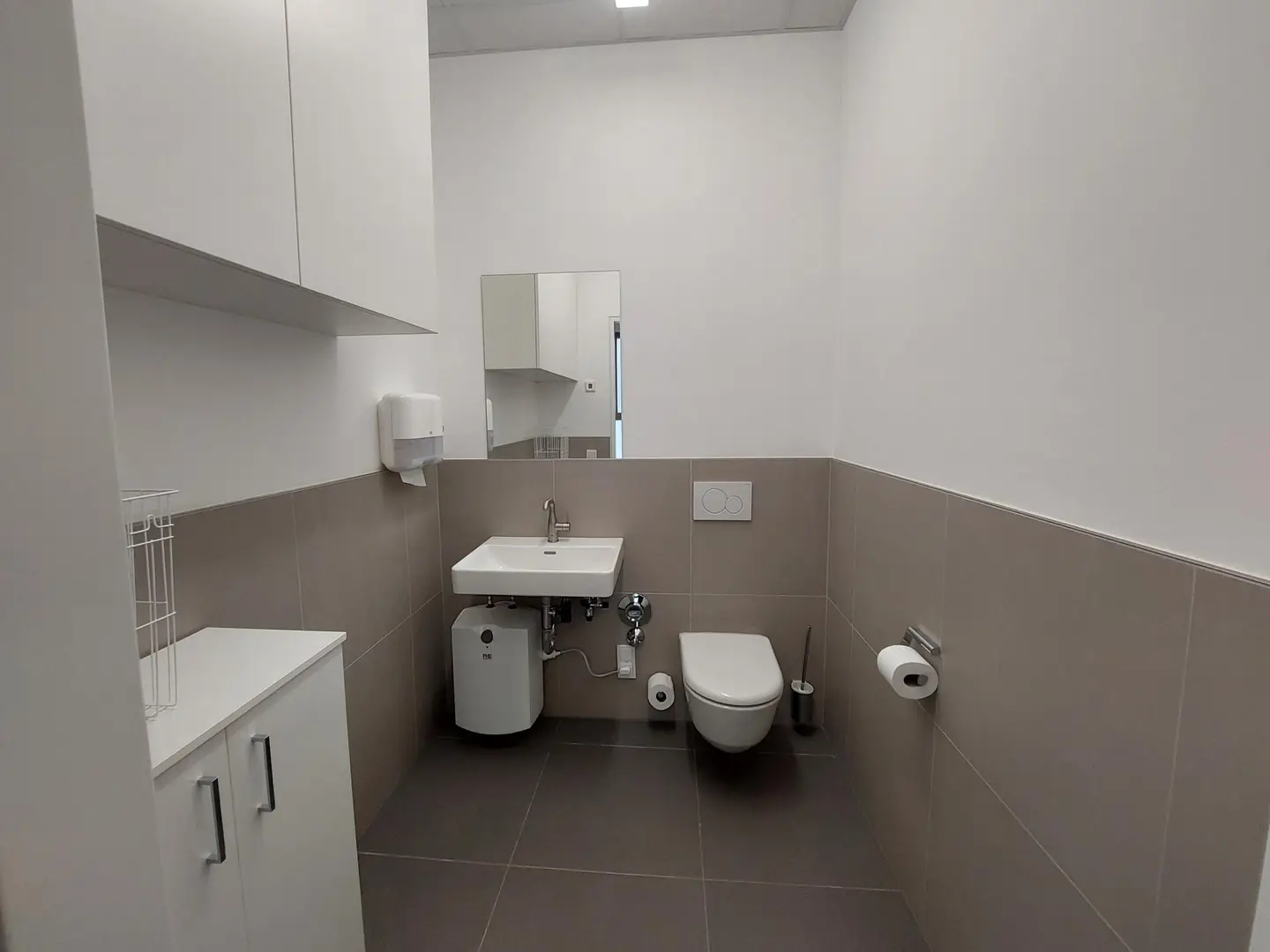 Praxis/Büro im Erdgeschoss mit TG-Parkplatz in Braunau am Inn