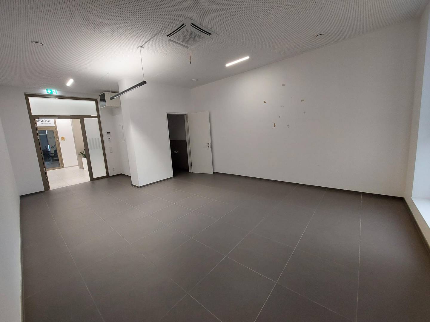 Praxis, Büro oder Geschäftsräumlichkeit im Erdgeschoss inkl. 1 TG Parkplatz - Top 5