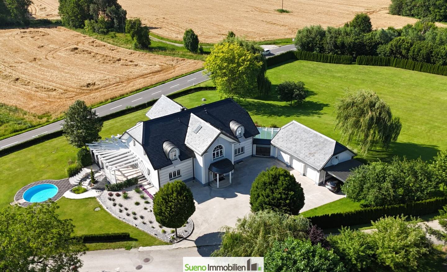 Villa auf fast 8000m2 mit eigenem Fitness-Studio, 3 Garagen, Carport, etc.