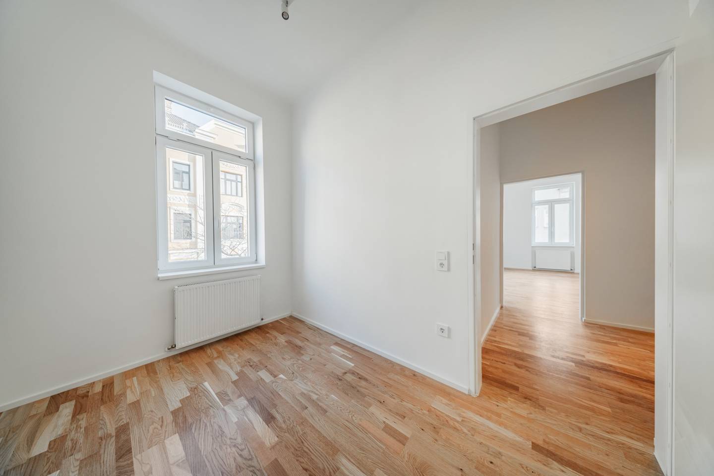 Prewar apartment at Meiselmarkt with transport links