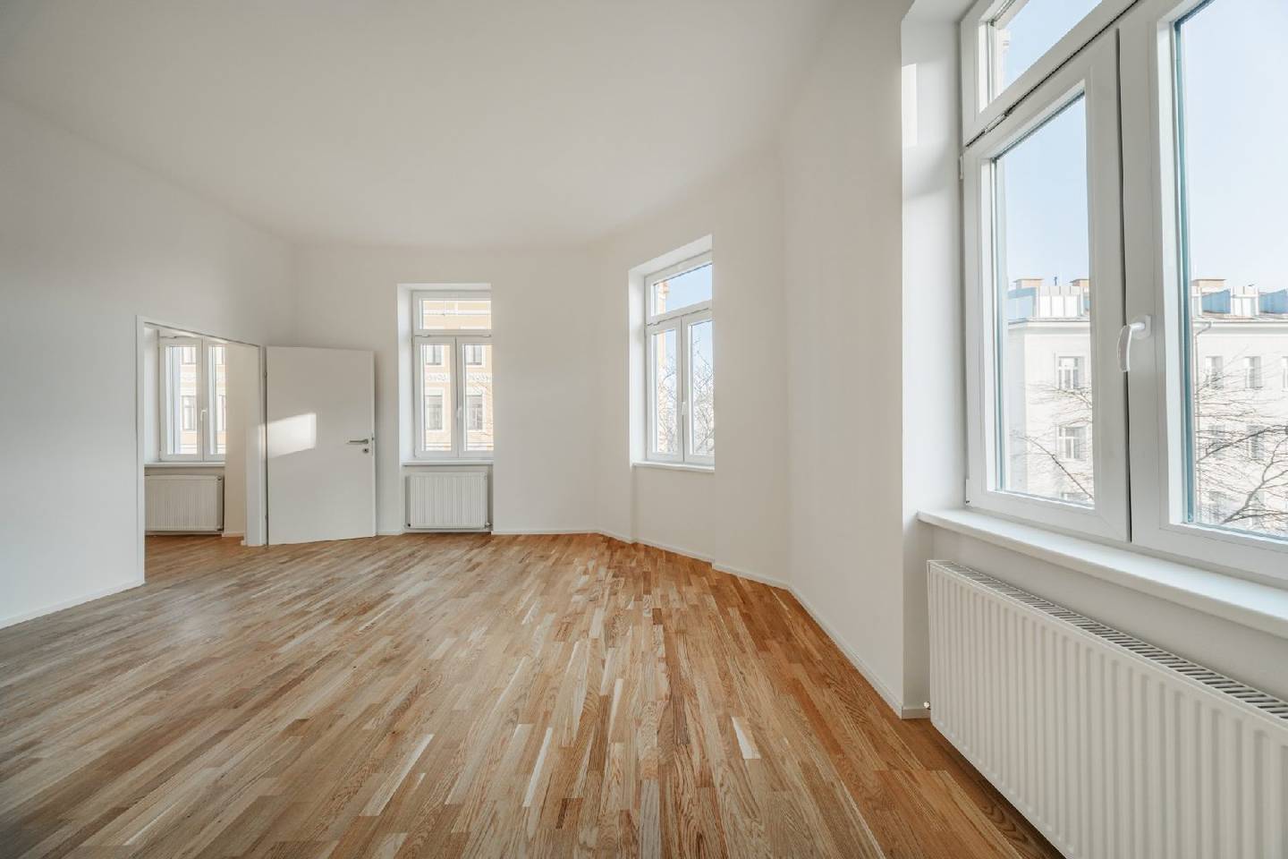 Prewar apartment at Meiselmarkt with transport links