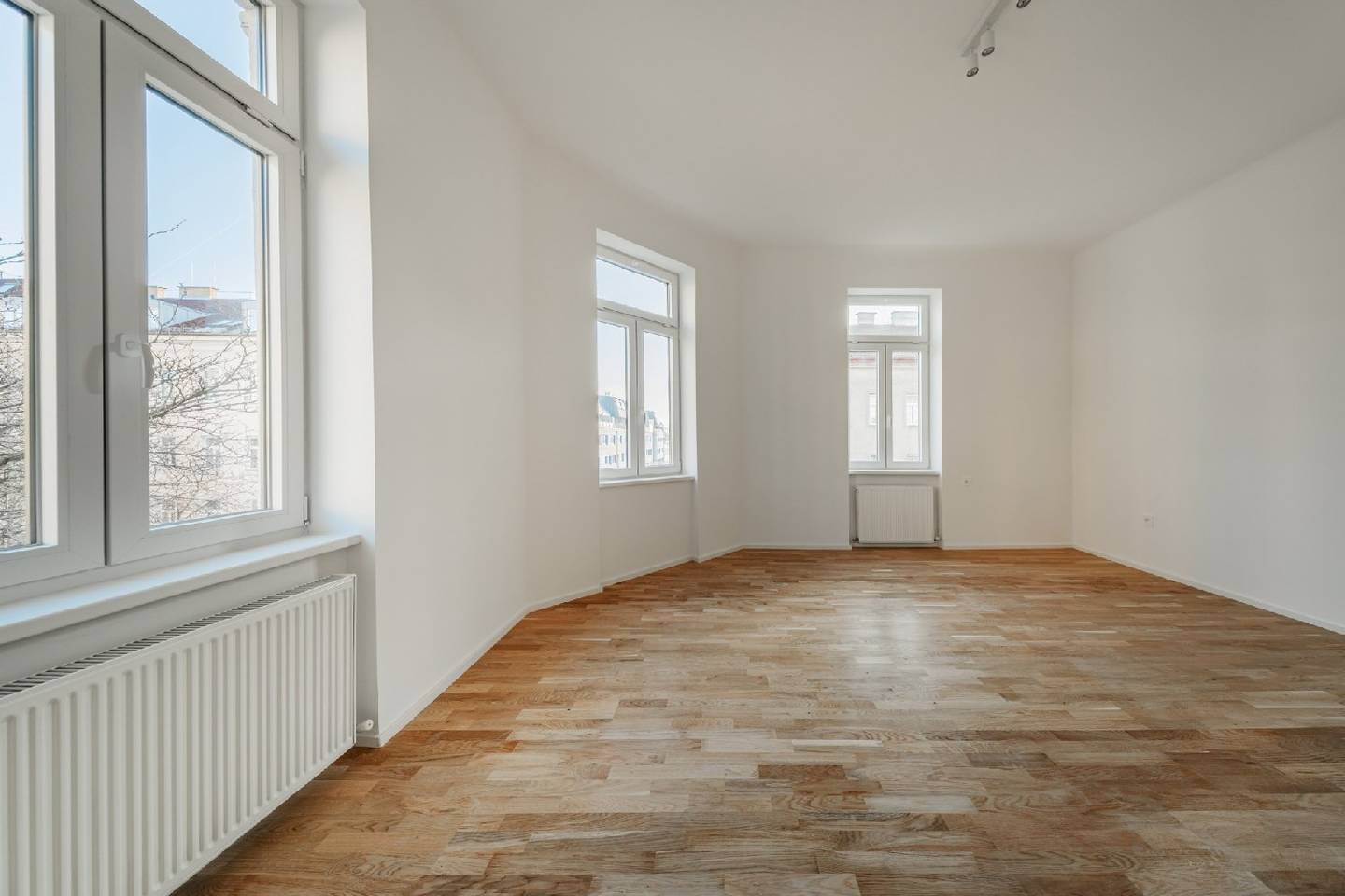 Prewar apartment at Meiselmarkt with transport links