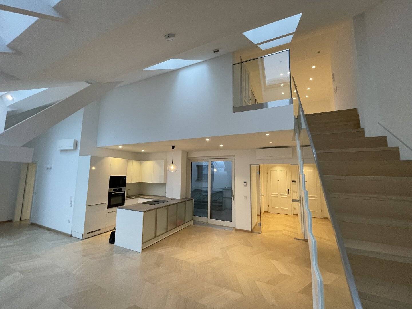 154 m² Luxurious Attic Apartment Terrace Air Conditioning Extra Studio Office 2 Entrances